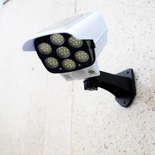 Foco Solar Simulador Cámara Seguridad Con Sensor Movimiento Blanco
